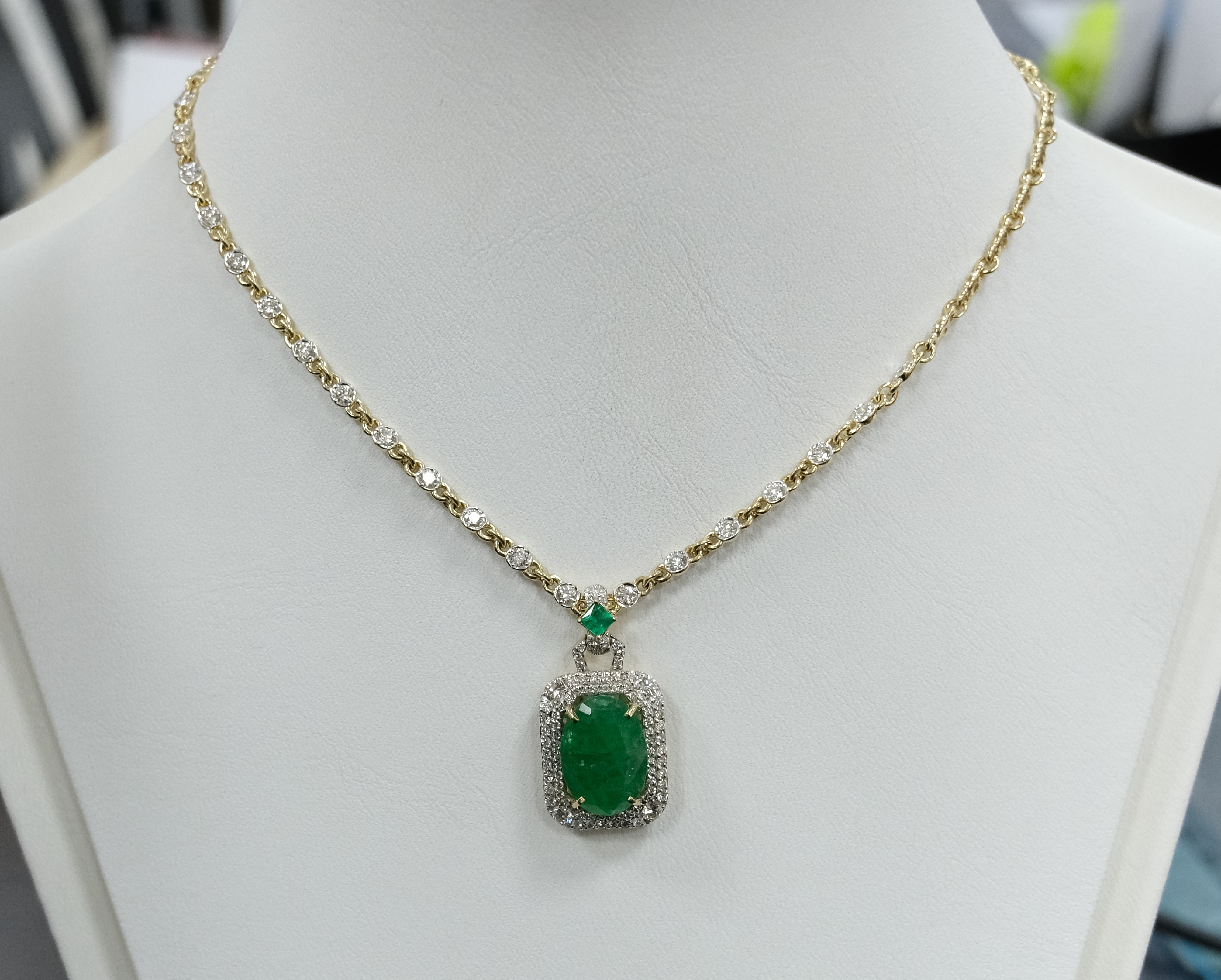 Колье из желтого золота с изумрудом